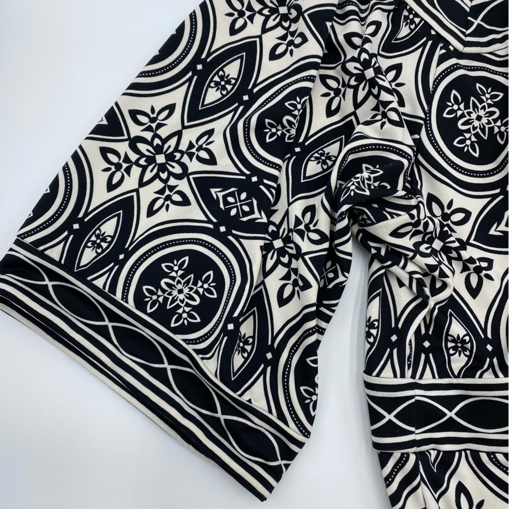 Yvos Black and White Graphic Print with Bell Sleeves- Large - Picture 7 of 7